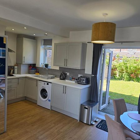 The Heart - Cosy 3 Bedroom House With Double Driveway And Garden In Manchester Exteriör bild