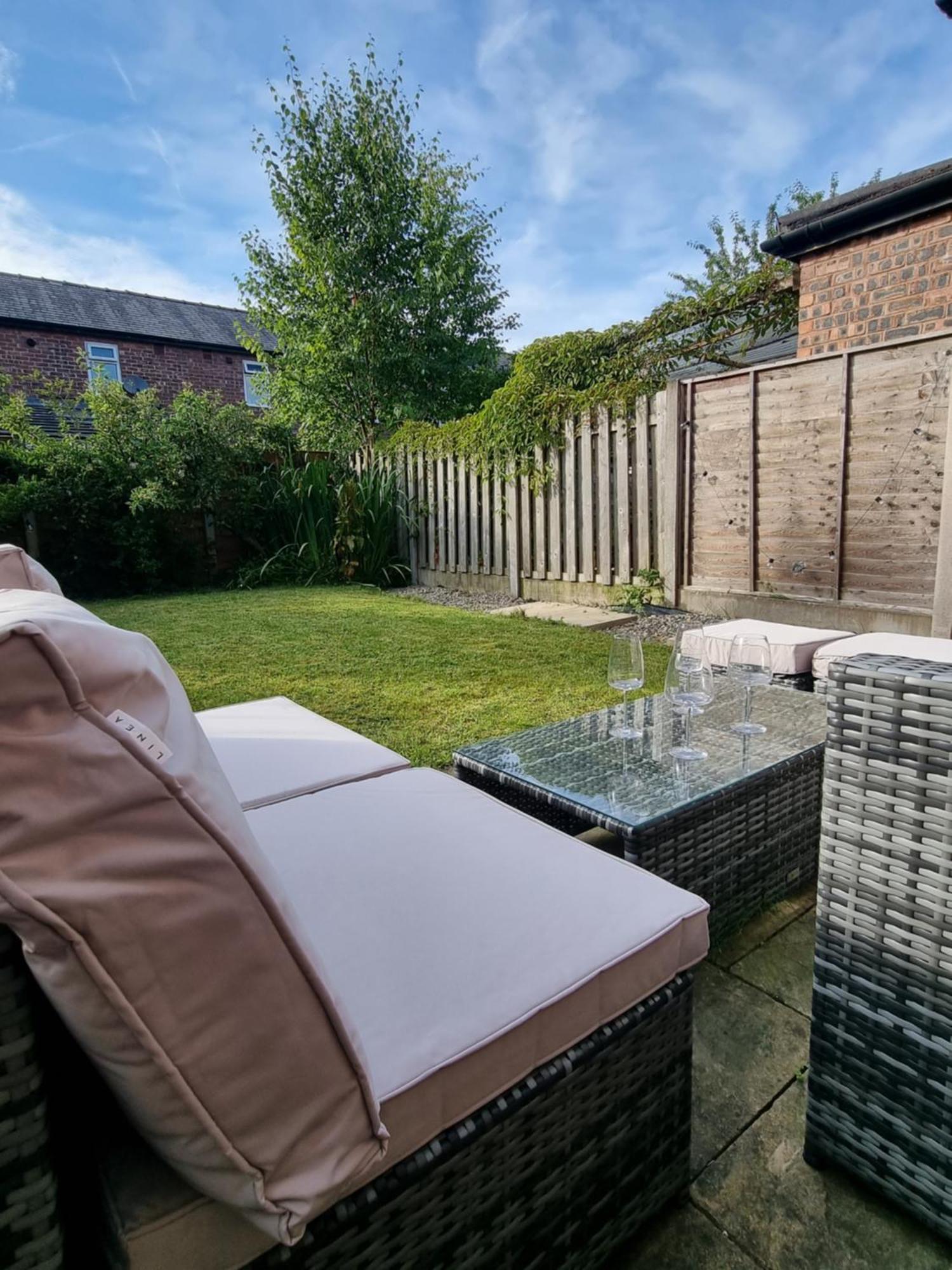 The Heart - Cosy 3 Bedroom House With Double Driveway And Garden In Manchester Exteriör bild