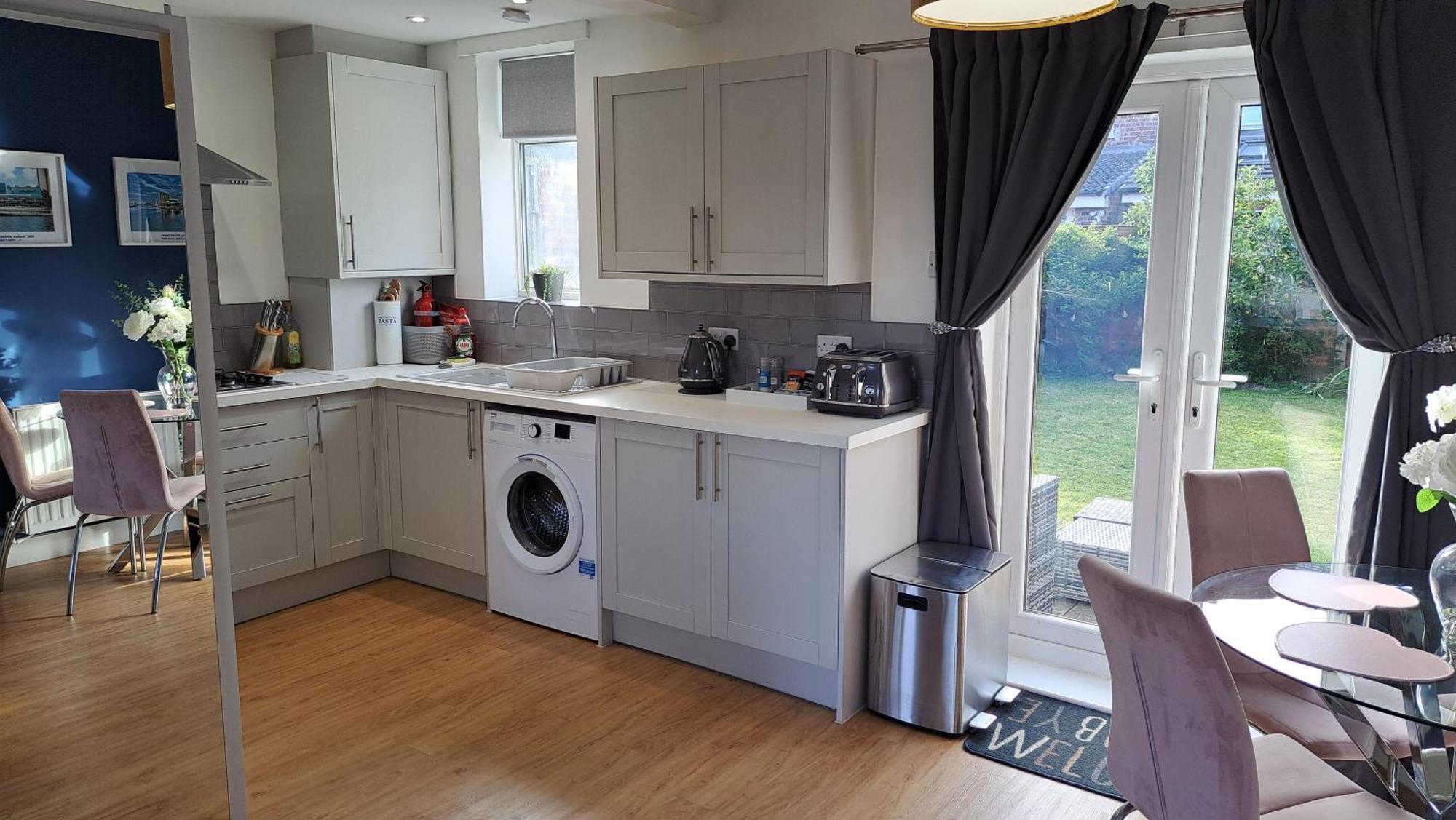 The Heart - Cosy 3 Bedroom House With Double Driveway And Garden In Manchester Exteriör bild