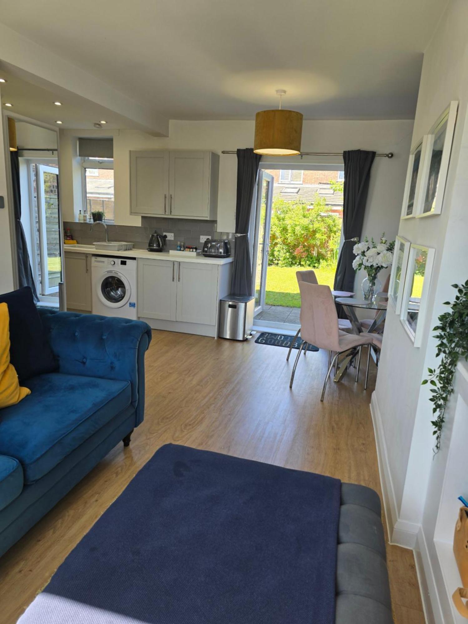 The Heart - Cosy 3 Bedroom House With Double Driveway And Garden In Manchester Exteriör bild