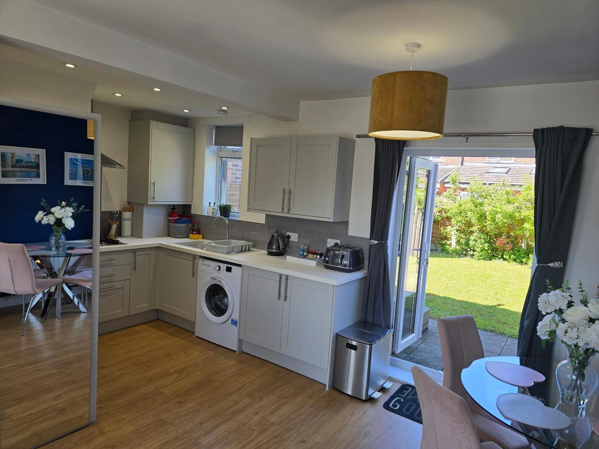 The Heart - Cosy 3 Bedroom House With Double Driveway And Garden In Manchester Exteriör bild